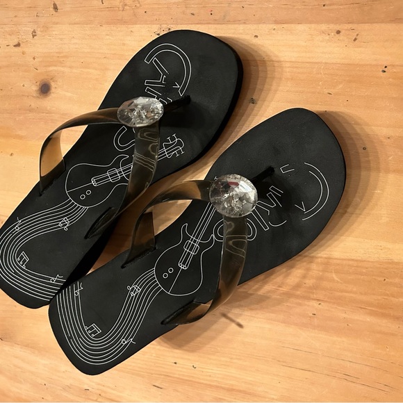 Black platform sandals with a clear strap thru toes, and pendant. Size 9 - Picture 6 of 6